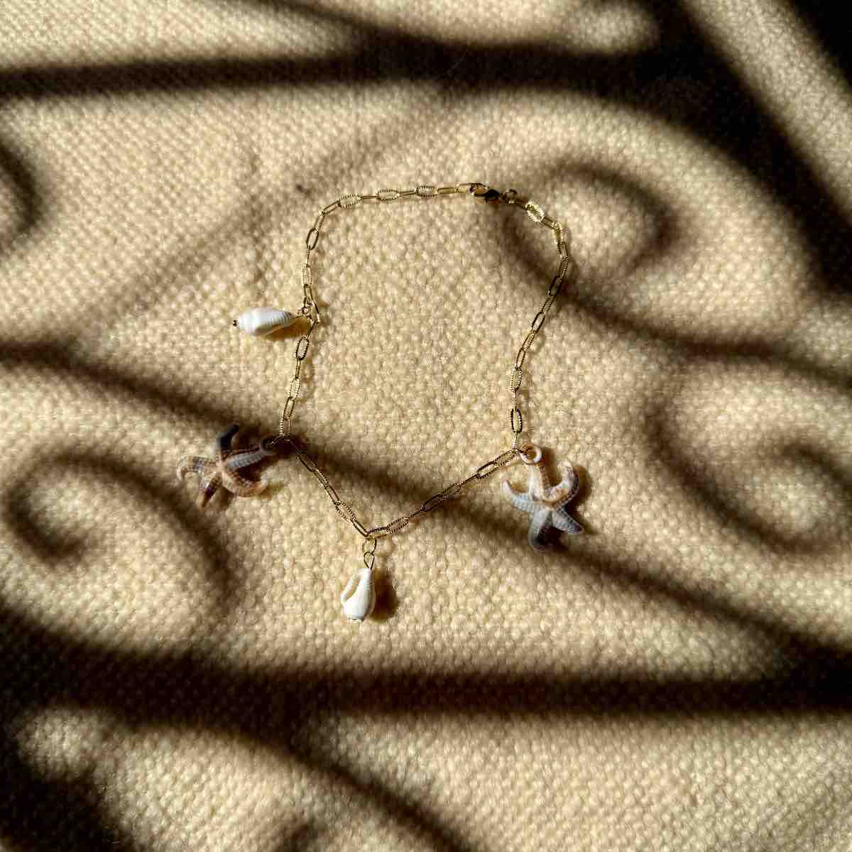 Bracelet cheville tendance pour un style unique et irrésistible