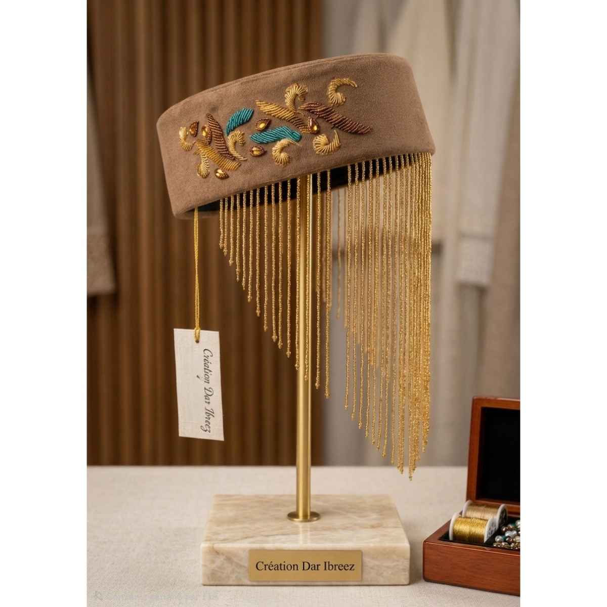 Chachia élégante en broderie traditionnelle pour cérémonies exclusives