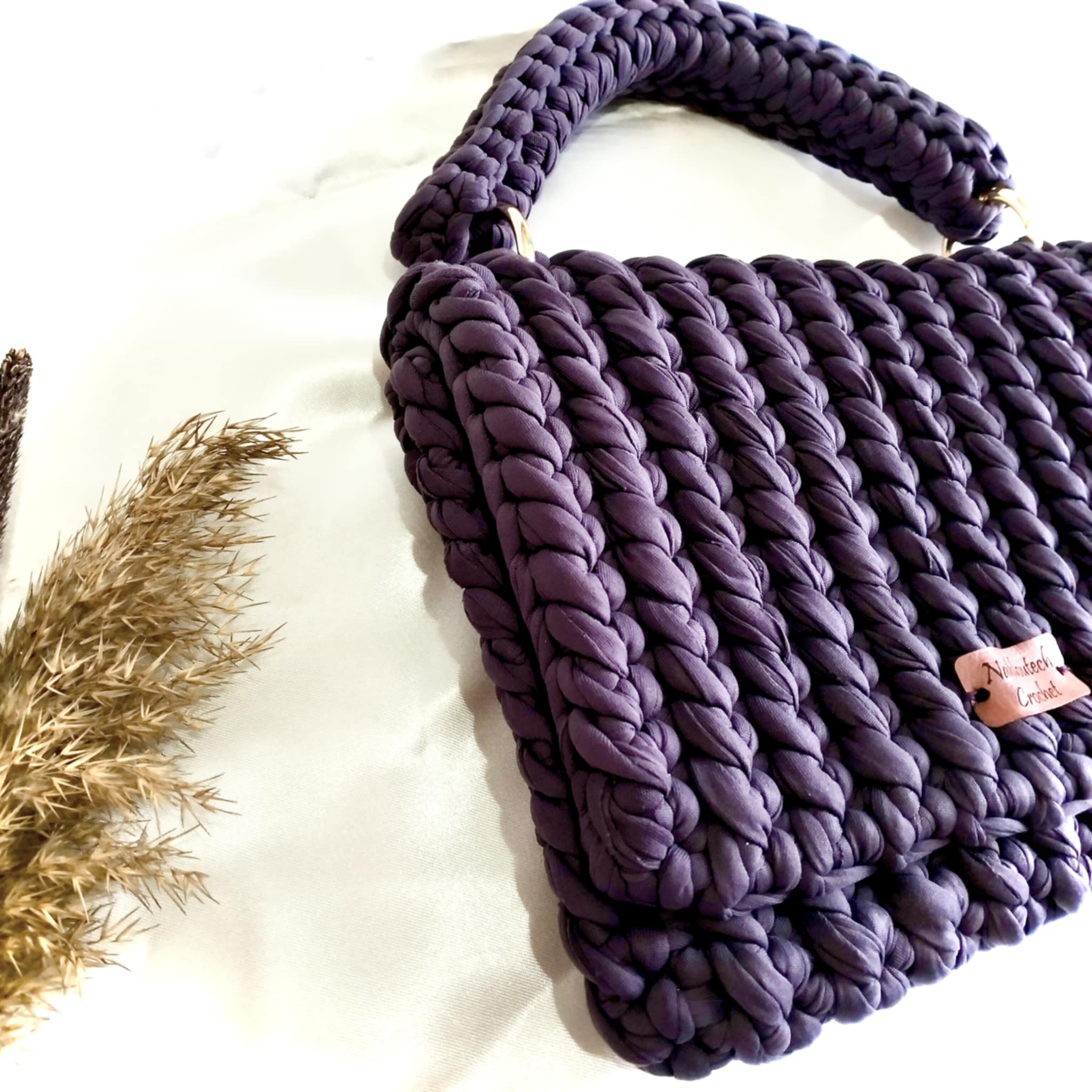 Sac à main DIY mauve foncé en crochet fil t-shirt
