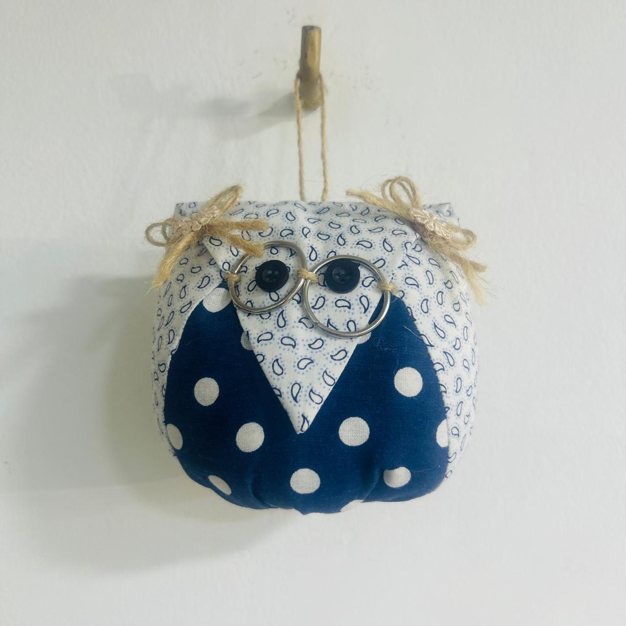 Hibou décoratif artisanal en tissu avec lunettes