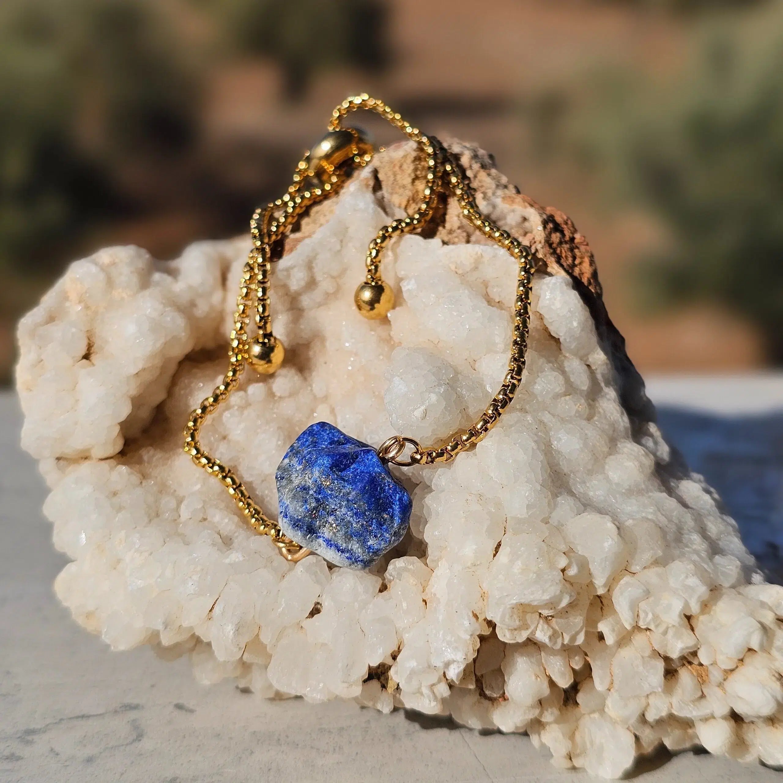 Bracelet Doré avec Lapis Lazuli Brut - Élégance et Équilibre