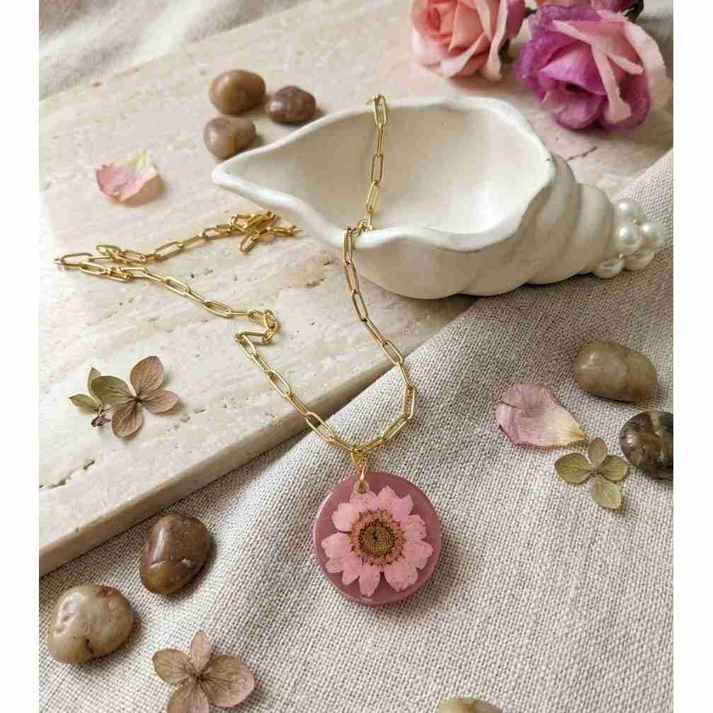 Collier femme en résine époxy rose élégant avec fleur naturelle