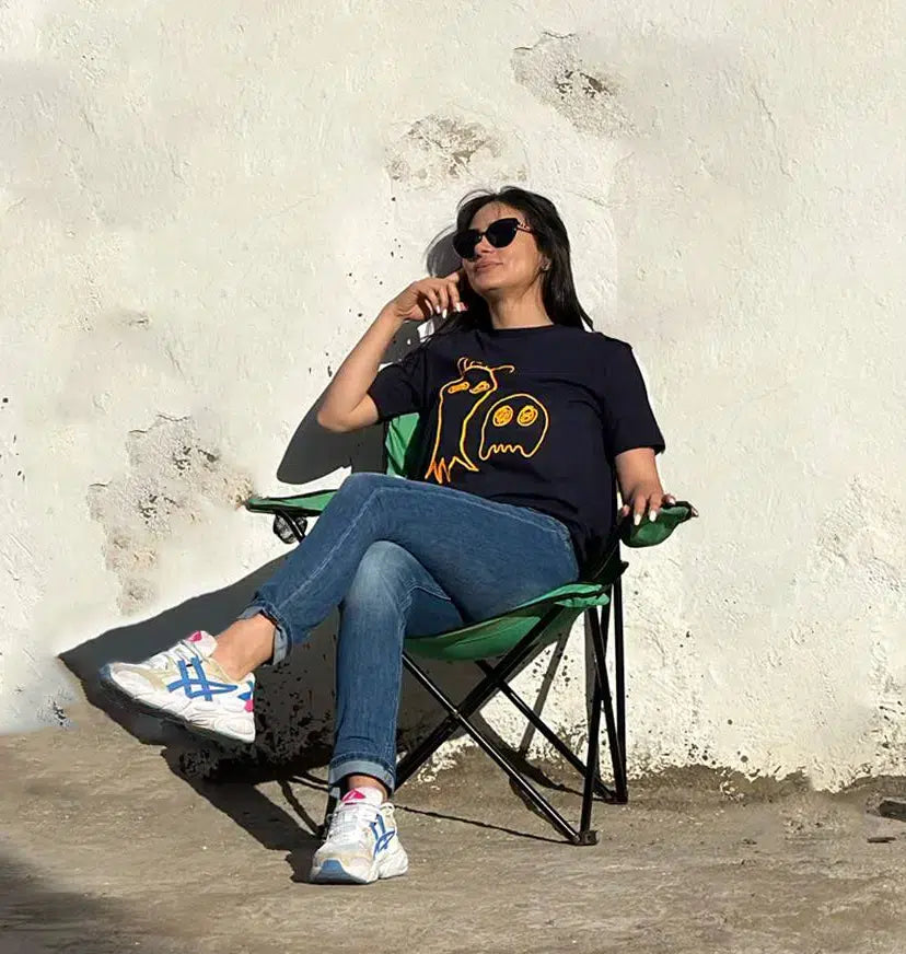 Tshirt upcyclé bleu marine avec sérigraphie fantôme en fluo jaune