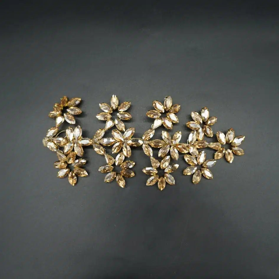 Accessoire de cheveux doré avec cristaux en forme de fleurs