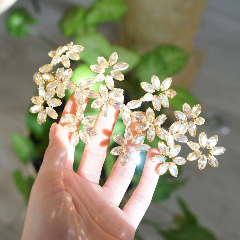 Accessoire de cheveux doré avec cristaux en forme de fleurs