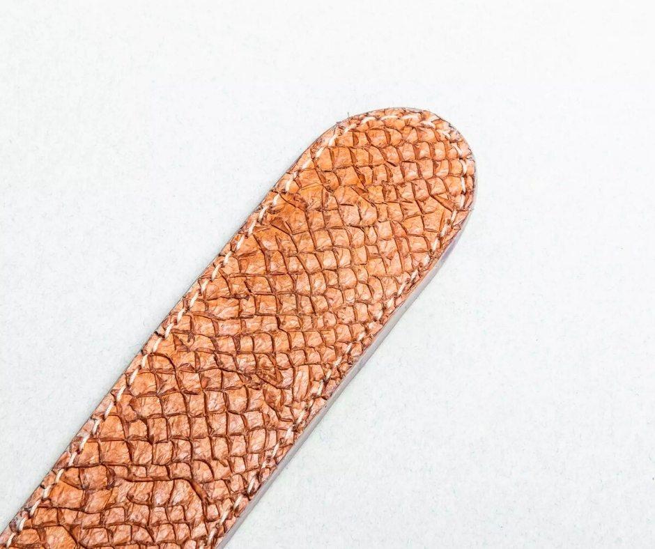 Bracelet en cuir de peau de saumon "Armilla Mimosa". 23 × 2.8 cm