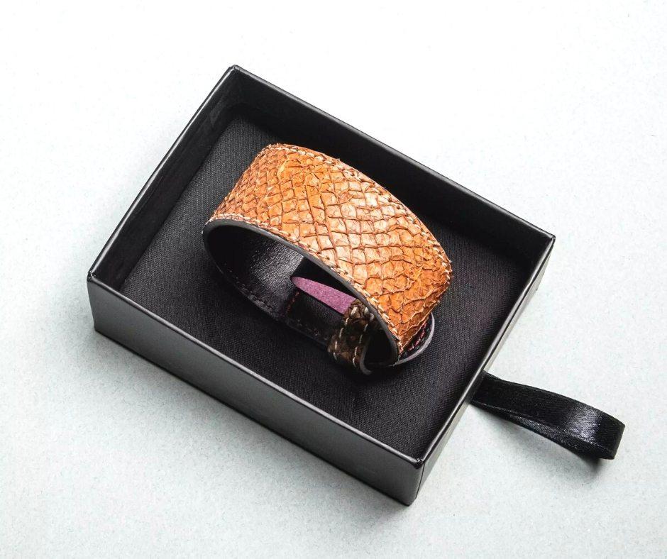 Bracelet en cuir de peau de saumon "Armilla Mimosa". 23 × 2.8 cm