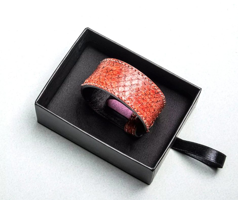 Bracelet en cuir de peau de saumon "Armilla Red". 23 × 2.8 cm