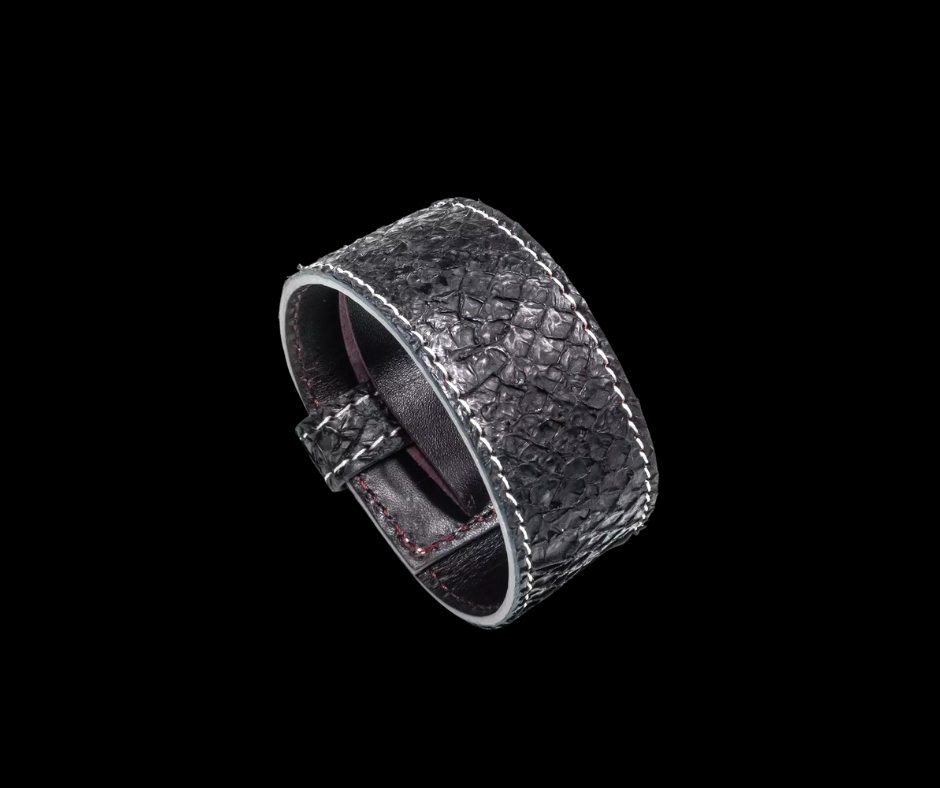 Bracelet en cuir de peau de saumon "Armilla black". 23 × 2.8 cm