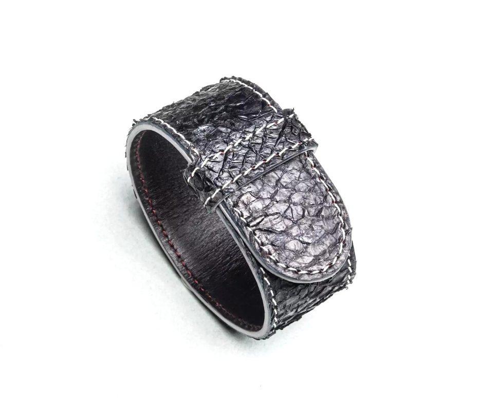 Bracelet en cuir de peau de saumon "Armilla black". 23 × 2.8 cm