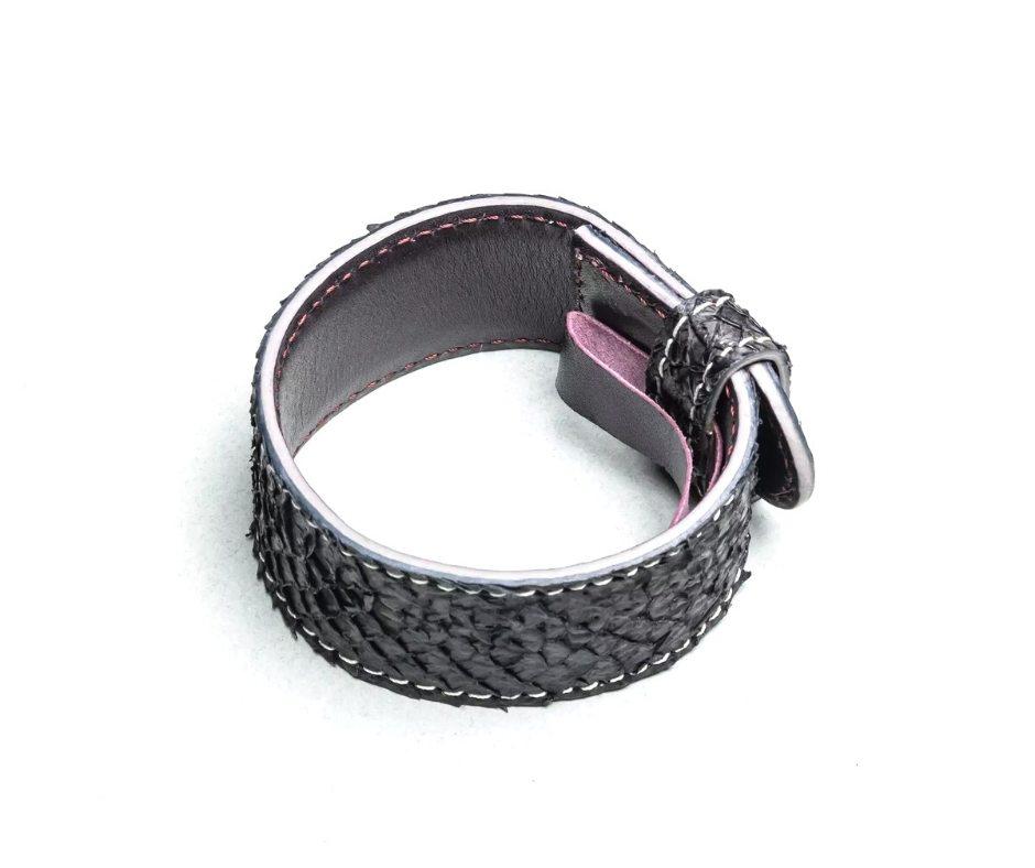 Bracelet en cuir de peau de saumon "Armilla black". 23 × 2.8 cm