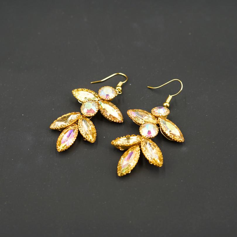 Gold-colored earrings, long shape