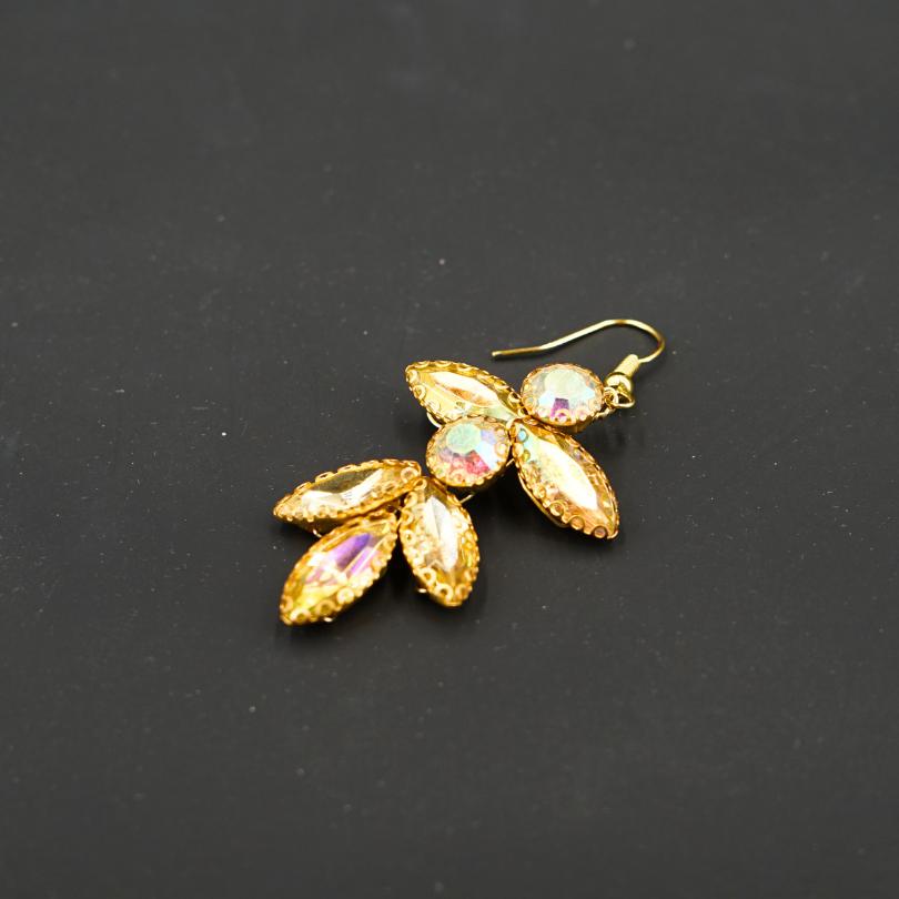 Gold-colored earrings, long shape