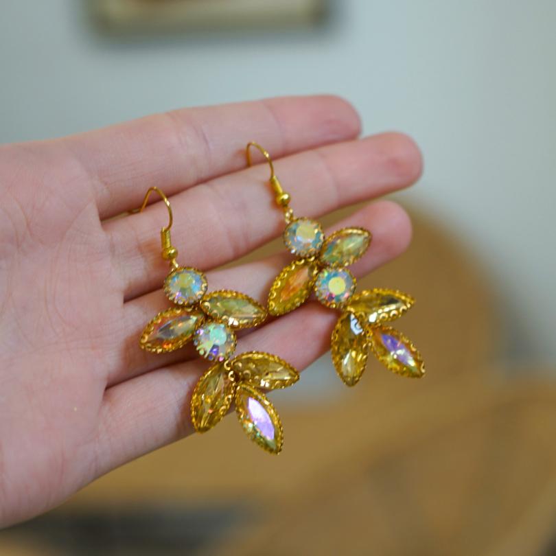 Gold-colored earrings, long shape