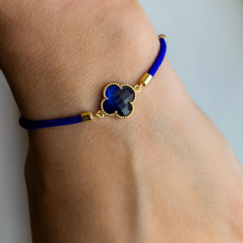 Bracelet en cordon bleu avec trèfle assorti