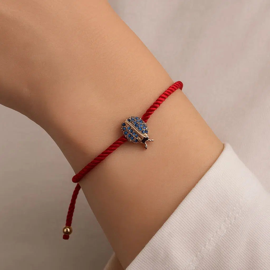 Bracelet en cordon rouge avec coccinelle assortie