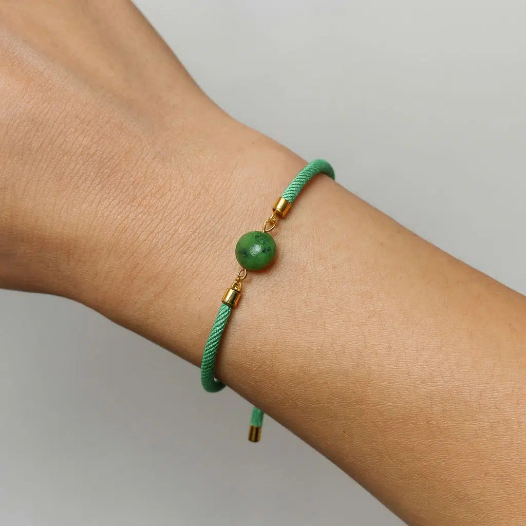 Bracelet en cordon et pierre assortis