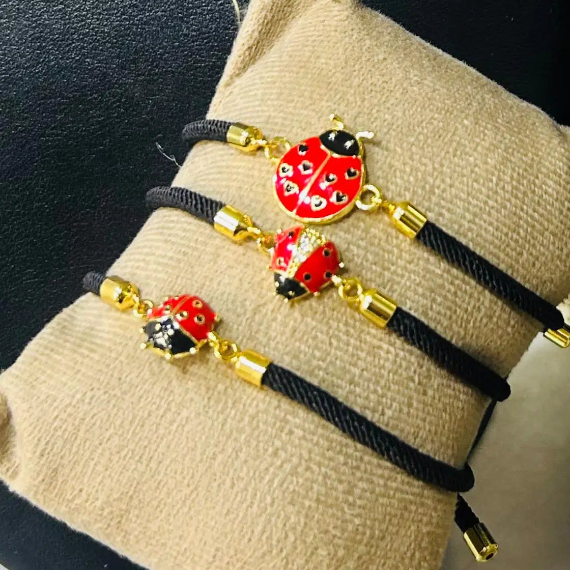 Bracelet en cordon NOIR avec coccinelle ROUGE aux ailes ouvertes (Copie)