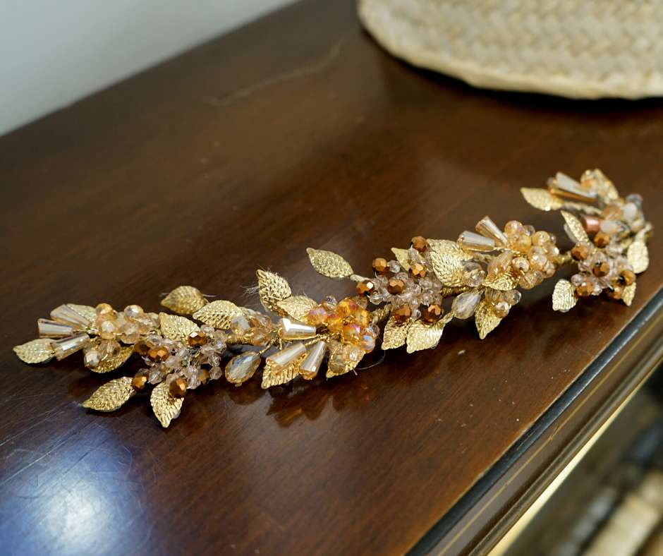 Gold brooch, floral model