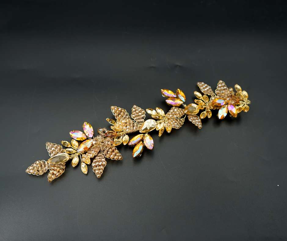 Gold brooch, diamond model