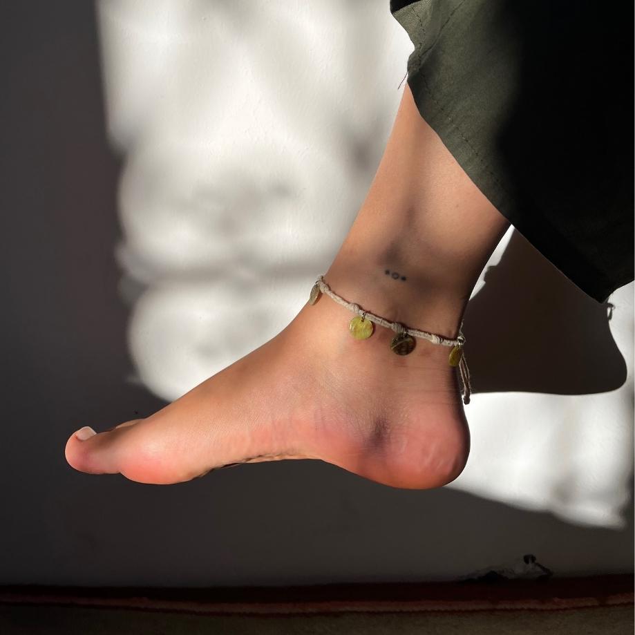 Bracelet de cheville bohème avec pendentifs verts fait main