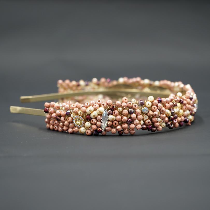 عصابة شعر زفاف باللون البيج مع اللؤلؤ والماس