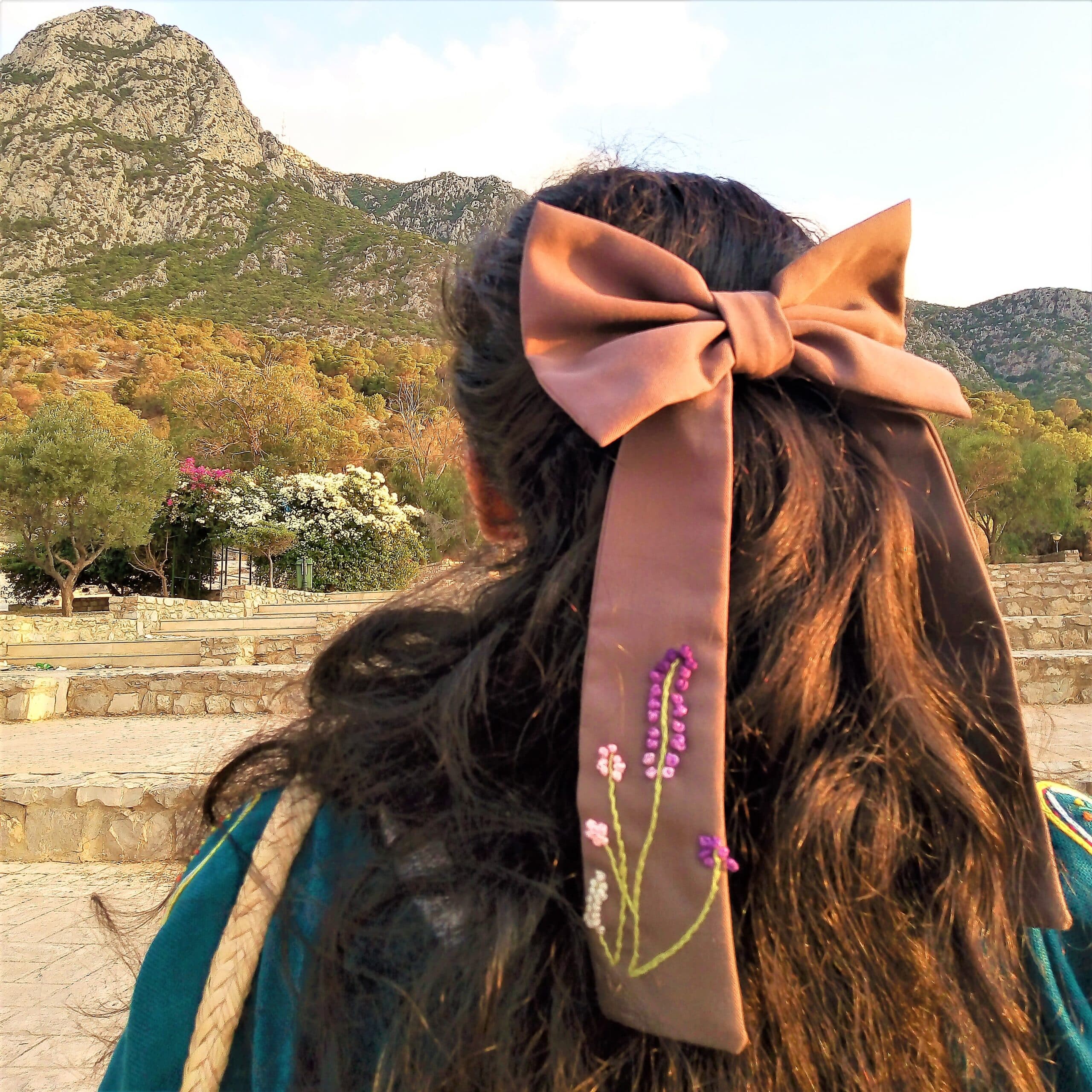 Barrette à cheveux brodée à la main – motif lavande (16 × 24 cm)