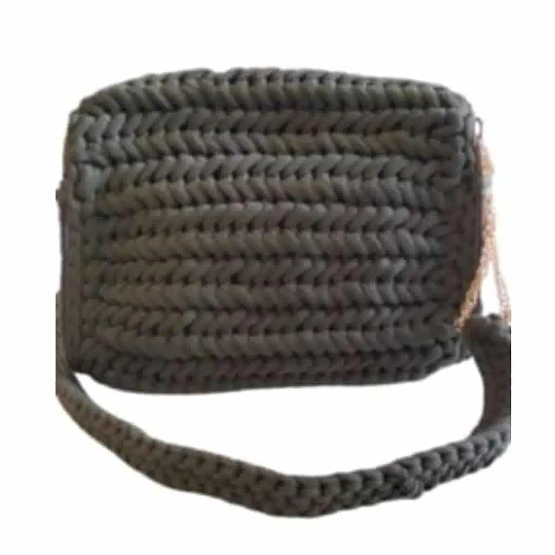 Sac à main artisanal en crochet vert militaire avec côtés en bois - Écologique et élégant