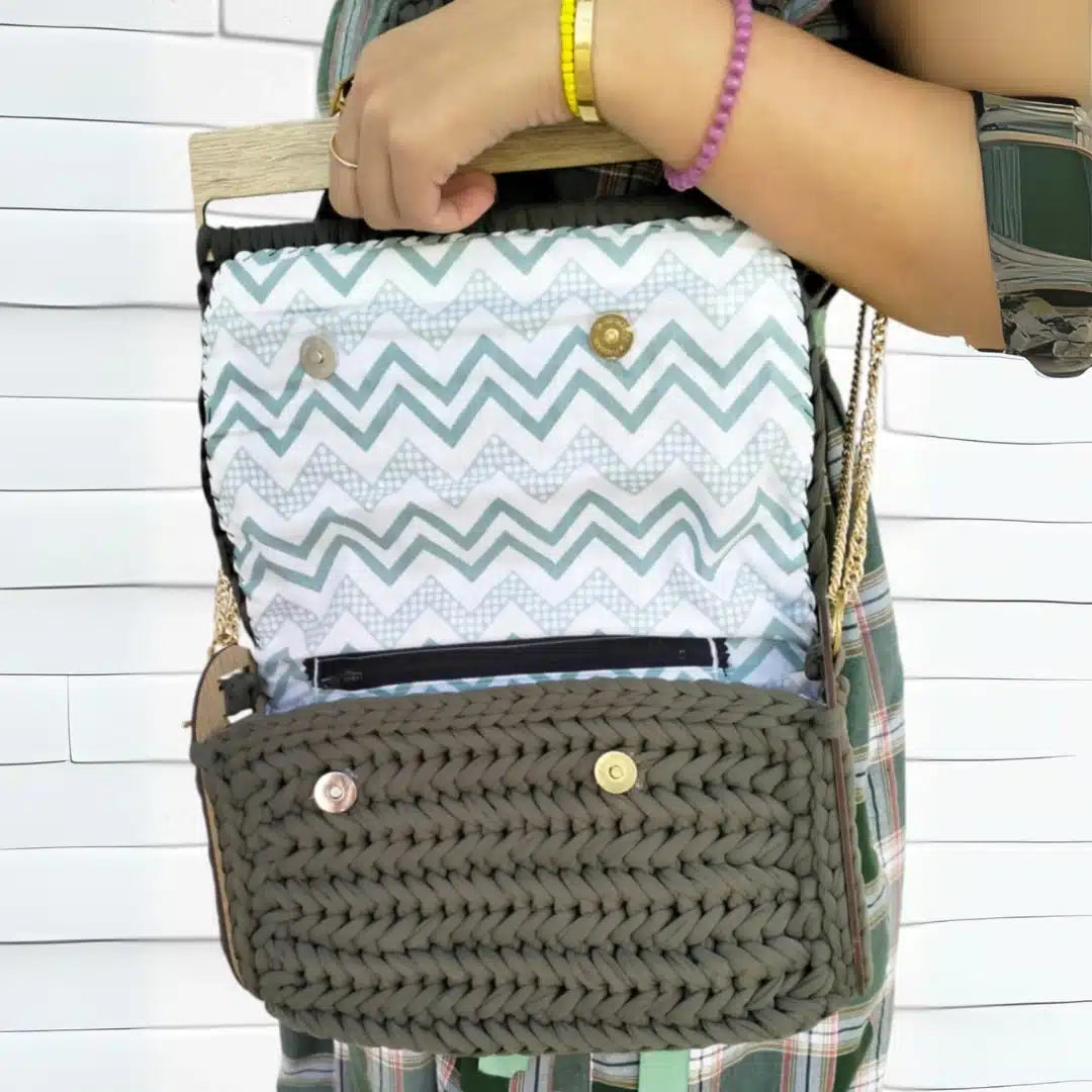 Sac à main artisanal en crochet vert militaire avec côtés en bois - Écologique et élégant