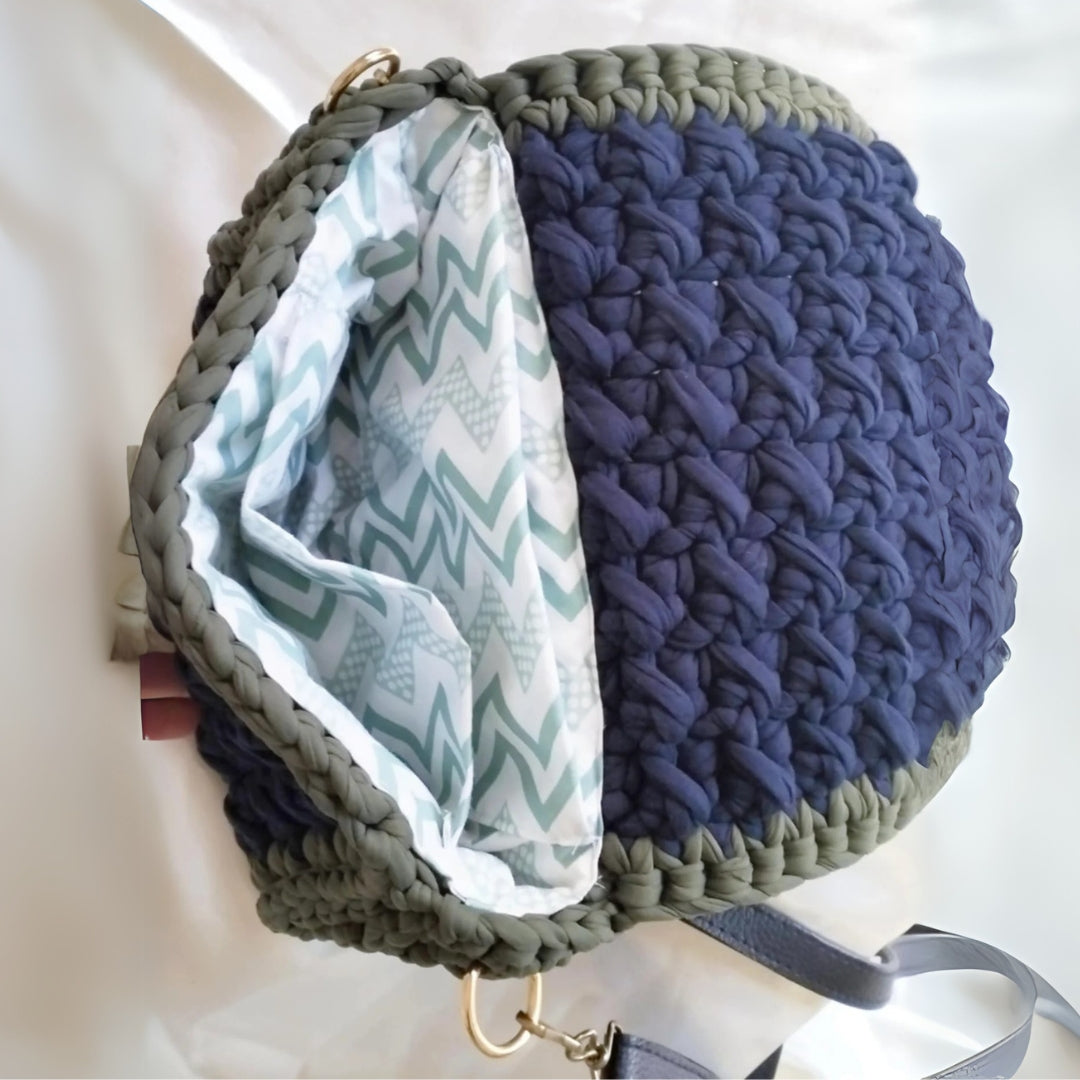 Sac à main bleu en crochet avec détails en vert foncé