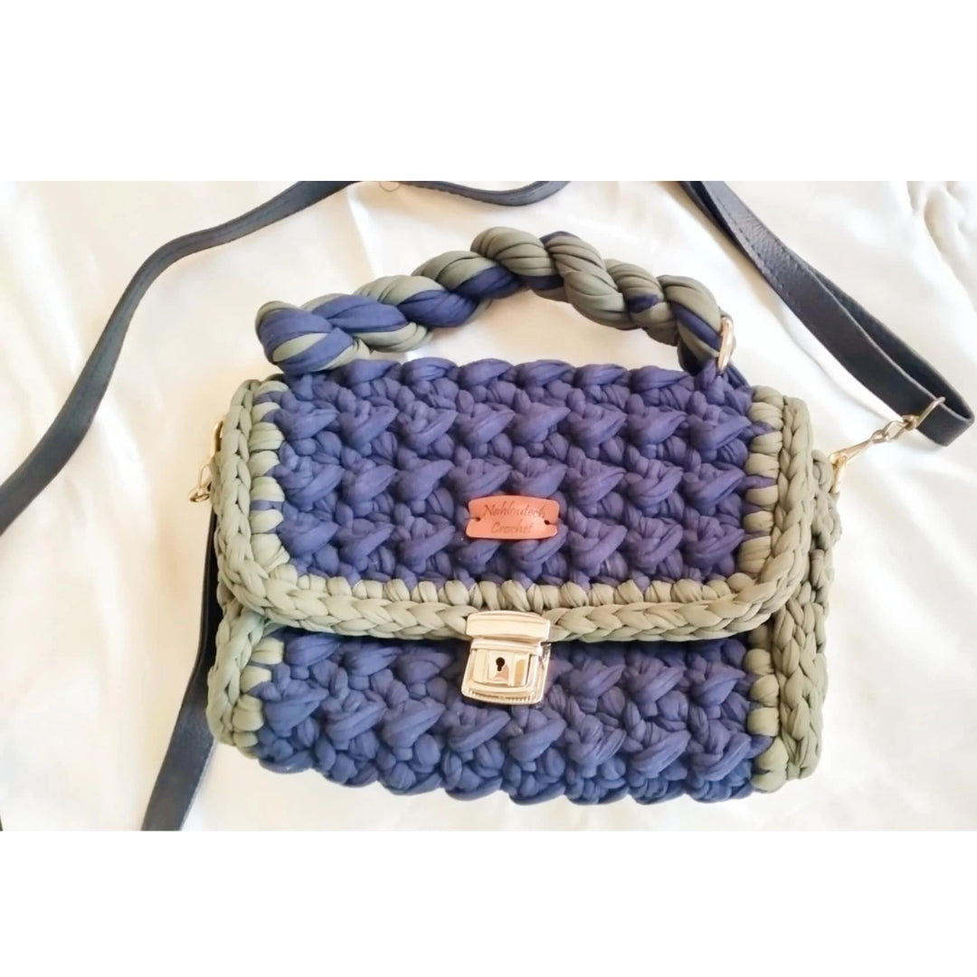 Sac à main bleu en crochet avec détails en vert foncé