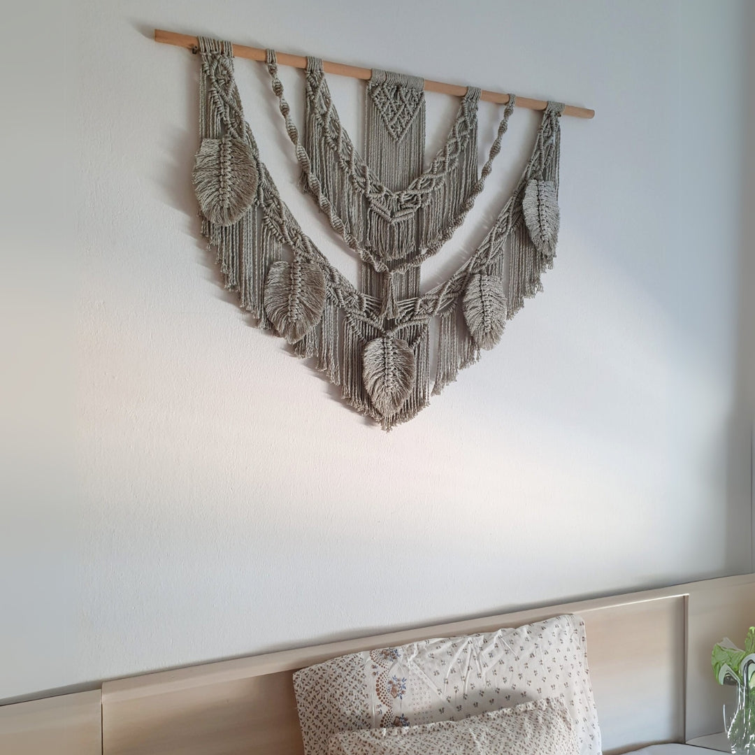 Décoration suspendue en macramé blanc cassé avec un support en bois