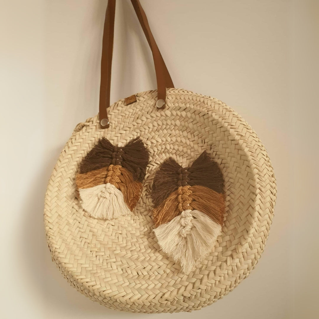 Panier rond en Halfa avec anses et bandoulière en simili cuir marron et un détail en crochet