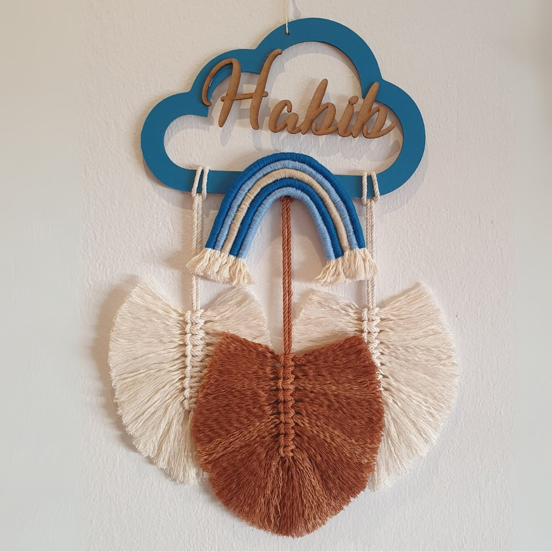 Décoration personnalisée en mdf et macramé suspendue pour chambre enfant ou bébé.