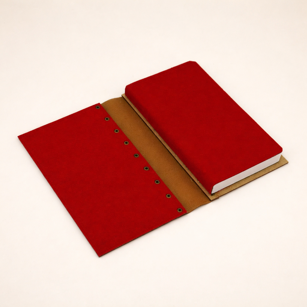 Bloc note en bois et cuir avec design porte rouge