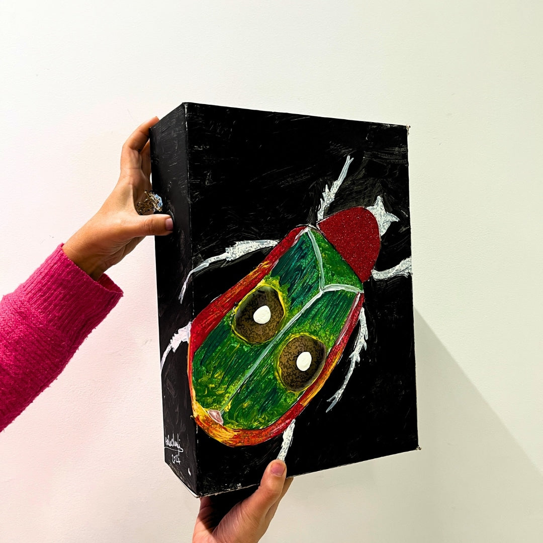 Boîte d'archives noire upcyclée et peinte à la main avec motifs artistiques