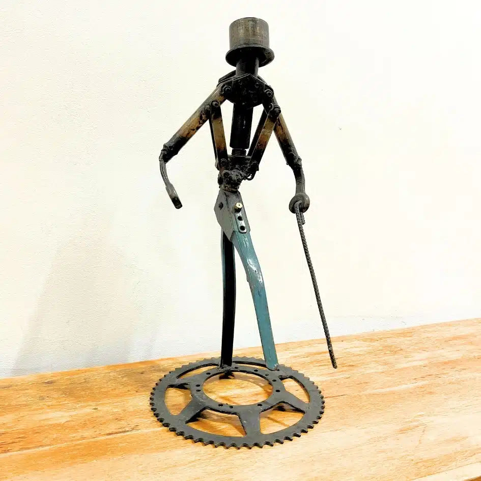 Sculpture charlott en silhouette élégante avec chapeau et canne upcyclée
