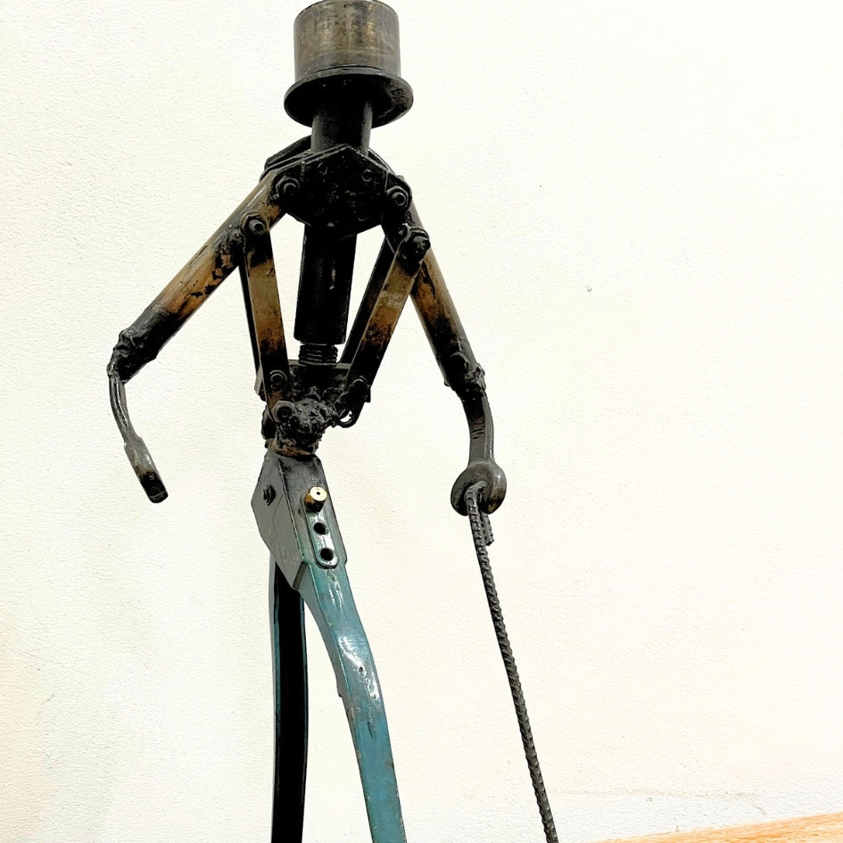 Sculpture charlott en silhouette élégante avec chapeau et canne upcyclée