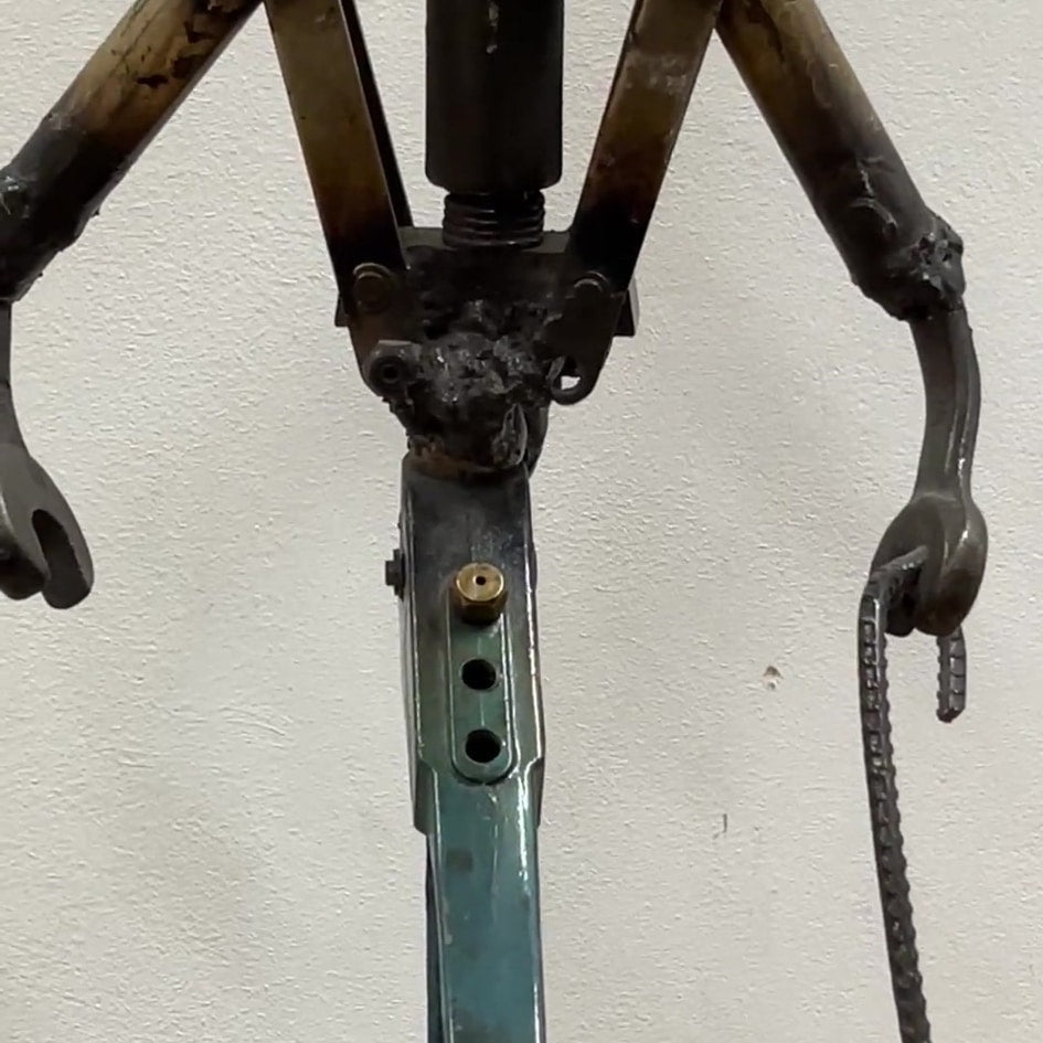 Sculpture charlott en silhouette élégante avec chapeau et canne upcyclée