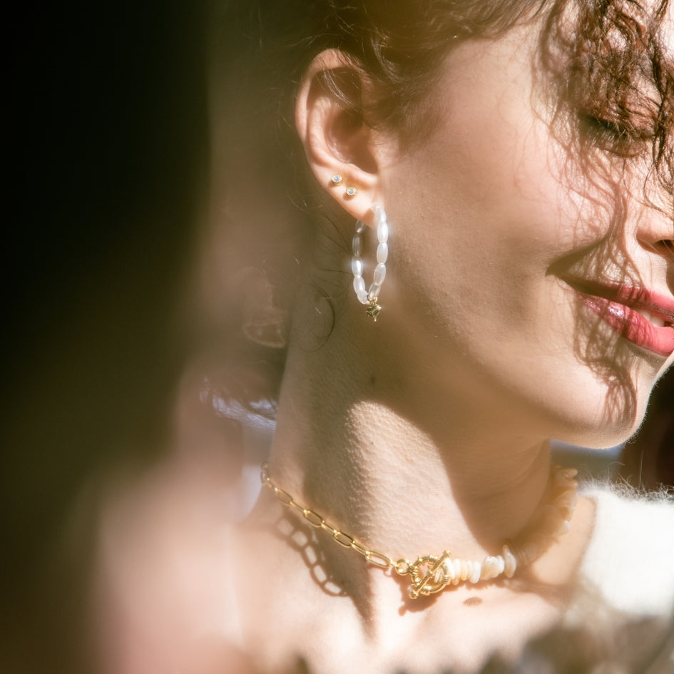 Boucle d'oreille en perles blanches pour un look cœur irrésistible