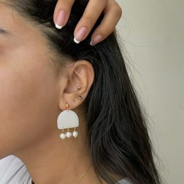 Boucles d'oreilles blanches en acier inoxydable et perles de culture