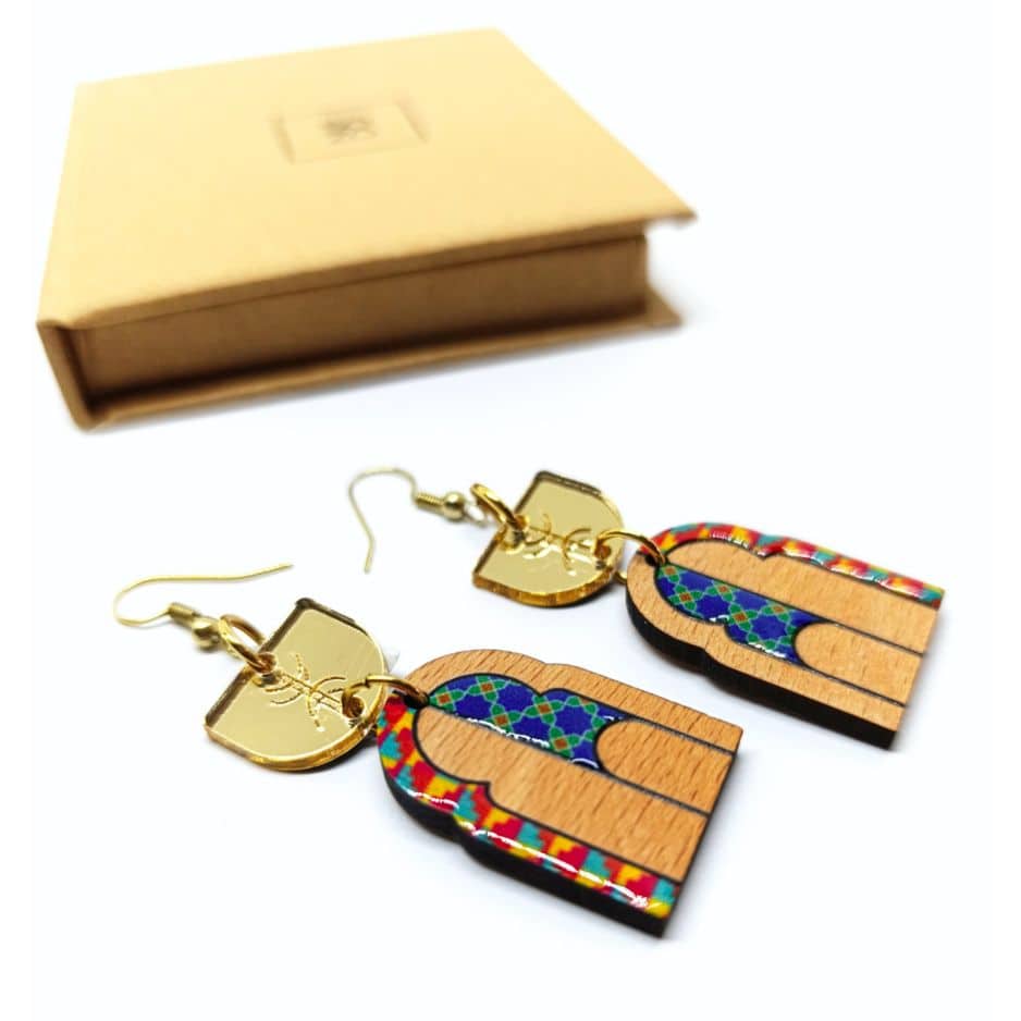 أقراط بربرية من طراز "باب المدينة" مصنوعة من الخشب والراتنج والنحاس