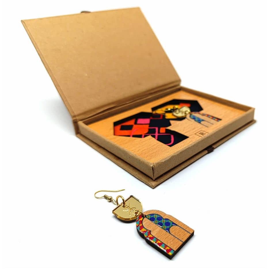 أقراط بربرية من طراز "باب المدينة" مصنوعة من الخشب والراتنج والنحاس