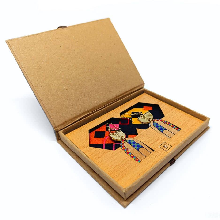 أقراط بربرية من طراز "باب المدينة" مصنوعة من الخشب والراتنج والنحاس