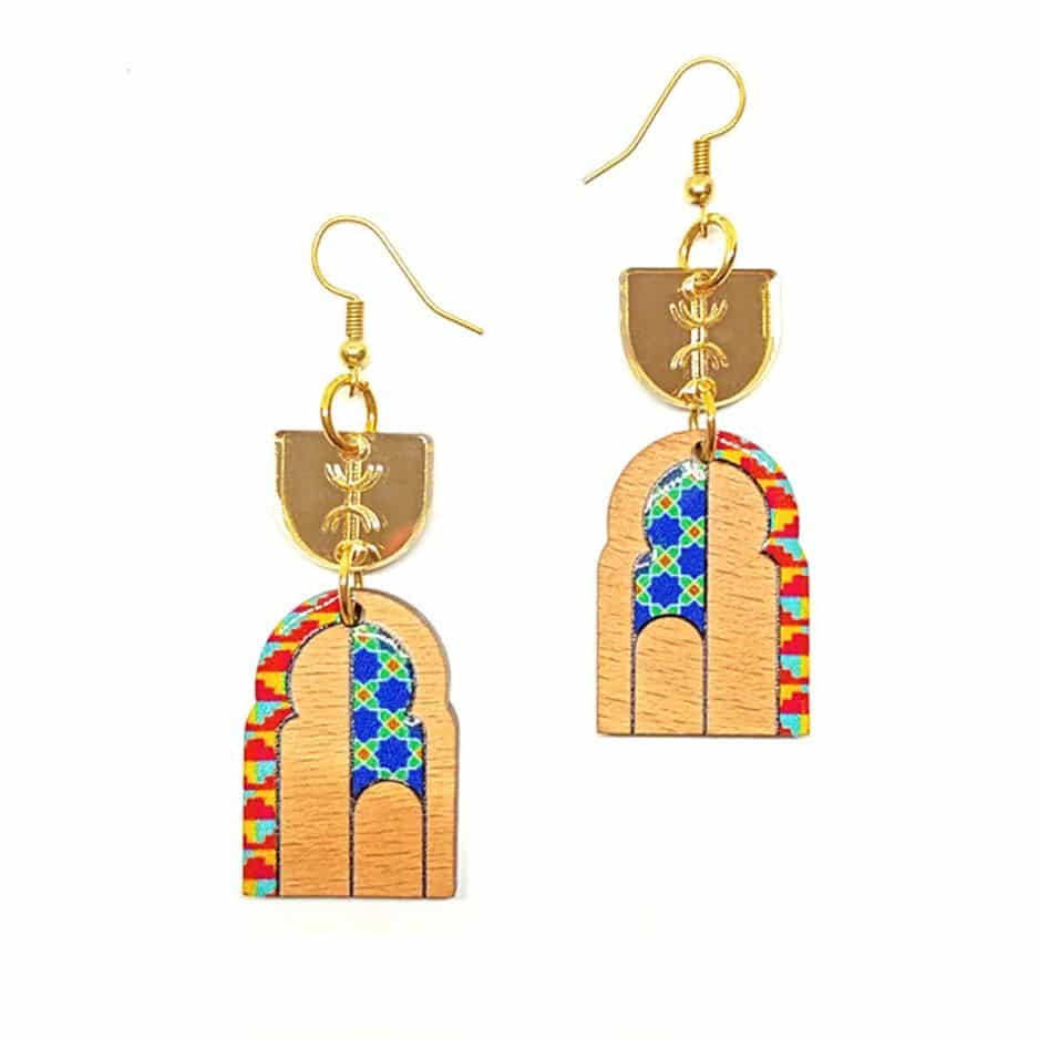 أقراط بربرية من طراز "باب المدينة" مصنوعة من الخشب والراتنج والنحاس