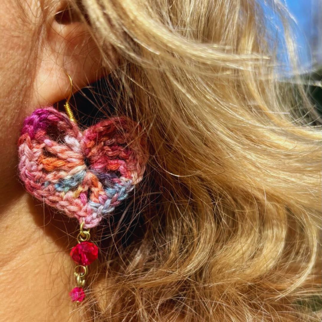 Boucles d’oreilles cœur en crochet multicolore avec cristal