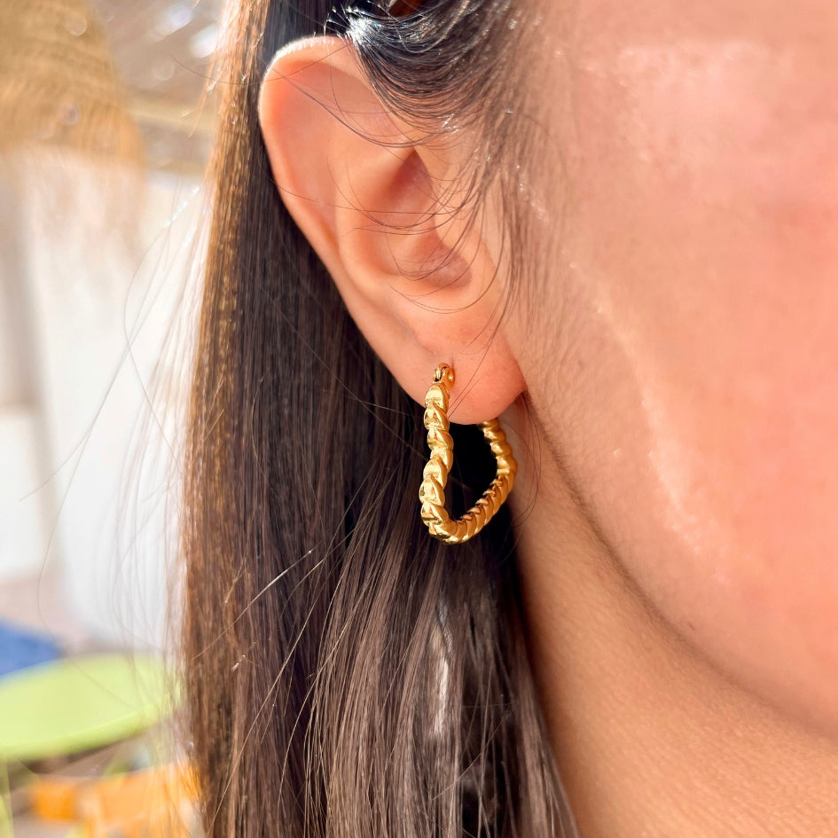Boucles d’oreilles créoles cœur doré – Élégance et romantisme intemporel
