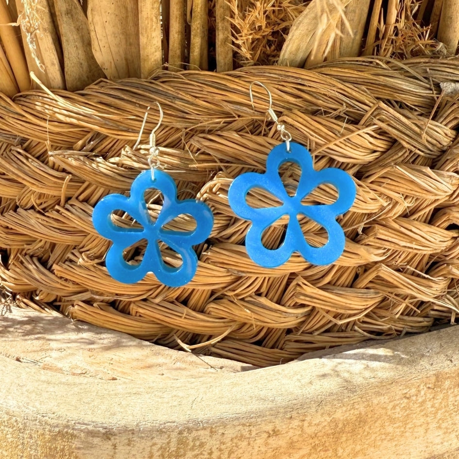 Boucles d'oreilles en résine bleue - Design floral fait main