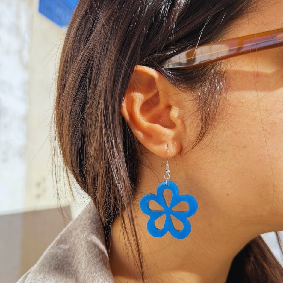 Boucles d'oreilles en résine bleue - Design floral fait main