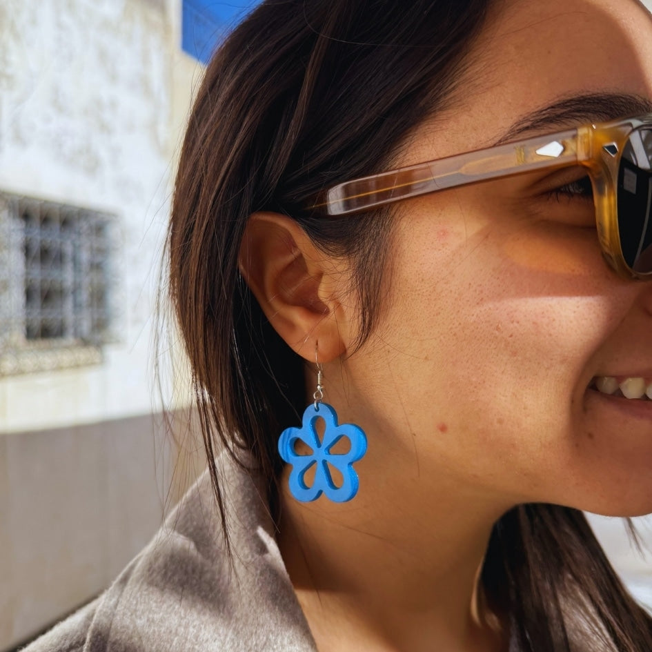 Boucles d'oreilles en résine bleue - Design floral fait main